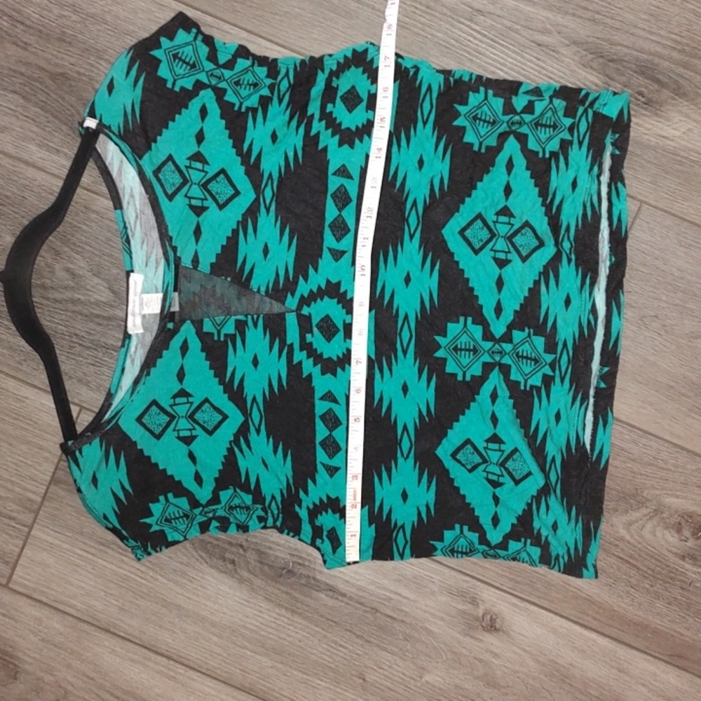 Ambiance Geometric Teal and Black Short Sleeve Crop Top - Picture 4 of 4